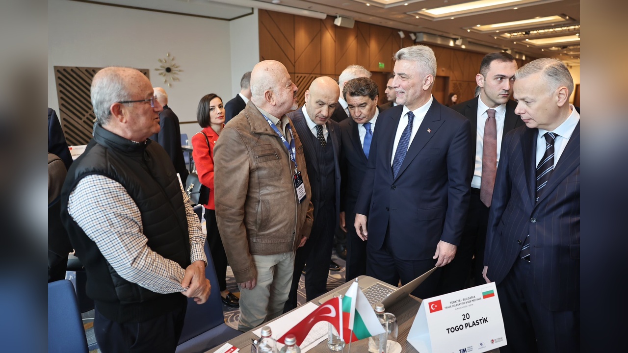 Bakan Bolat, Türk ve Bulgar Firmalarının Stantlarını İnceledi