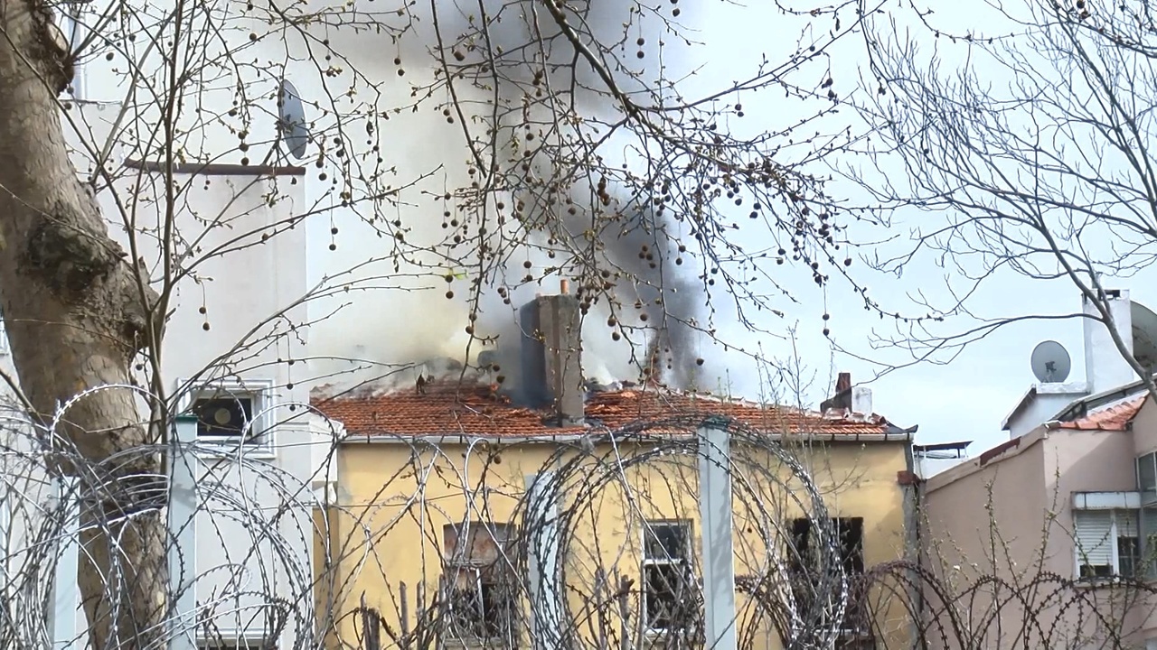 Beyoğlu'ndaki Metruk Binada Yangın Çıktı