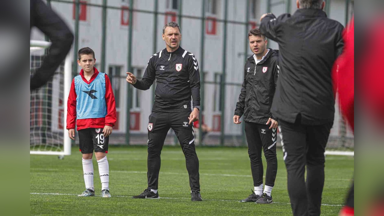 Toulouse FC Antrenörleri, Samsunspor'un Minik Futbolcularıyla Bir Araya Geldi