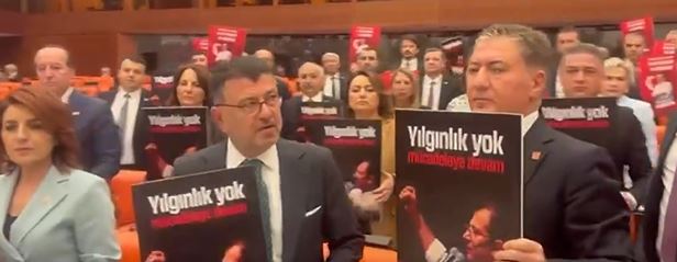 CHP milletvekillerinden Meclis'te İmamoğlu'na destek protestosu