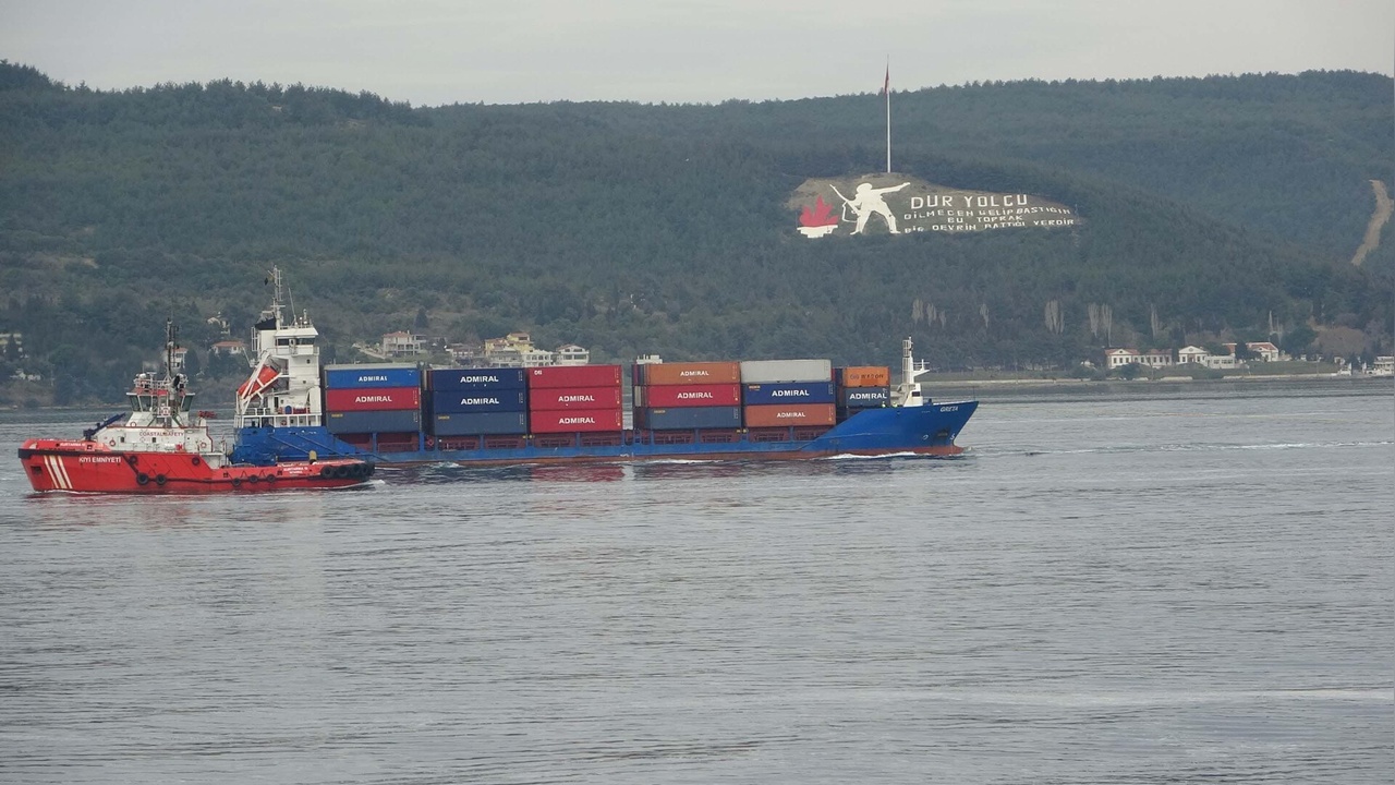 Arızalı Gemi Çanakkale Boğazı'ndan Römorkörle Kurtarıldı