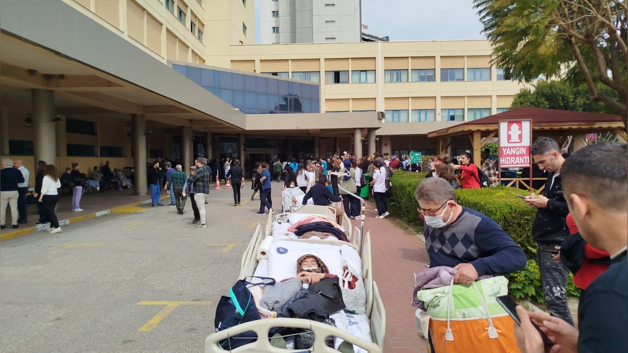 Antalya Hastanesinde Yangın Çıktı, Hastalar Tahliye Ediliyor