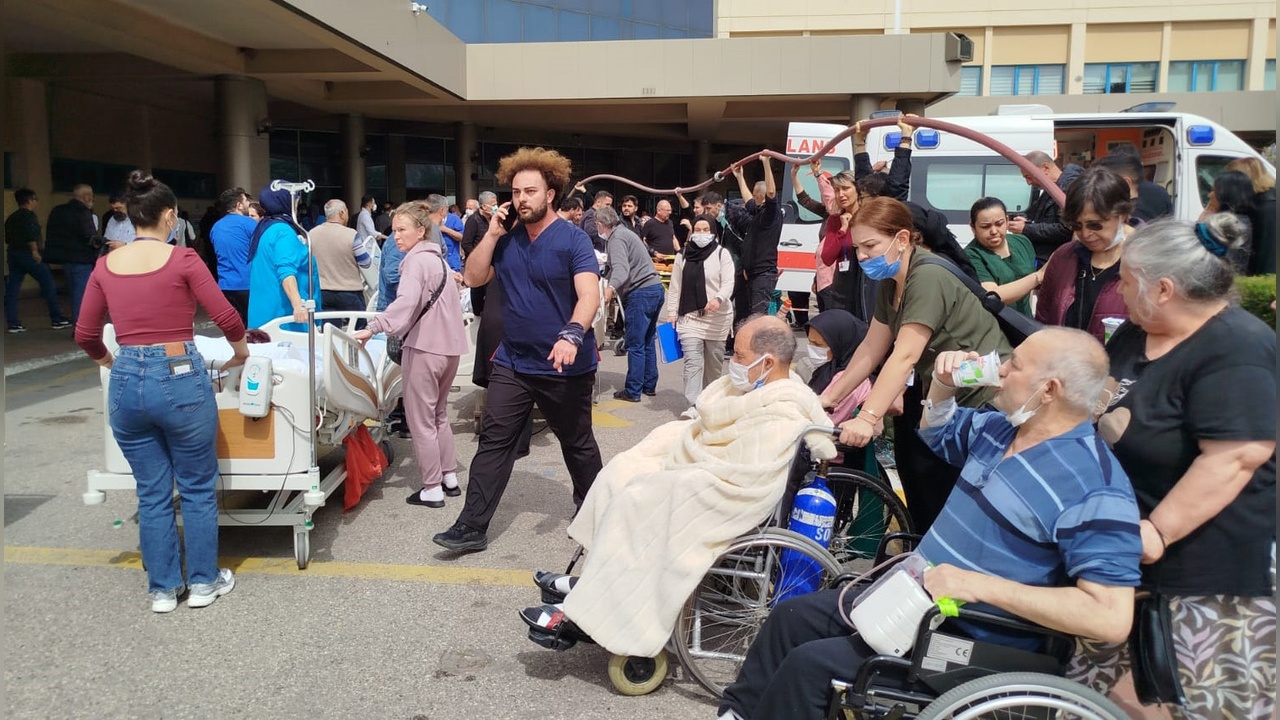 Antalya Hastanesinde Yangın Çıktı, Hastalar Güvenli Bir Şekilde Tahliye Edildi
