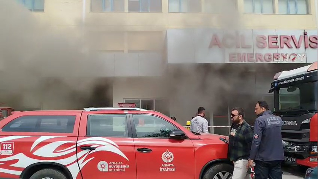Antalya Hastanesinde Yangın Çıktı, Hastalar Güvenli Bir Şekilde Tahliye Edildi
