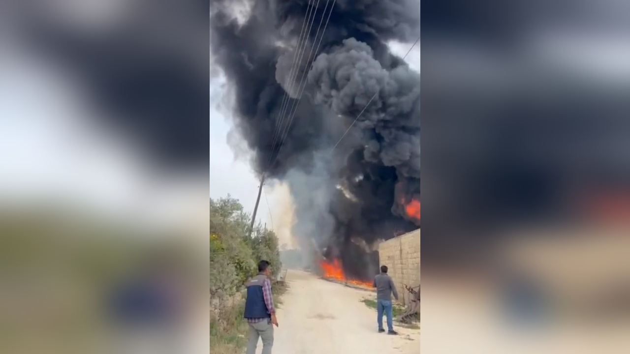 Mersin'de Lastik Yangını: Boş Arazi Alev Alev Yandı