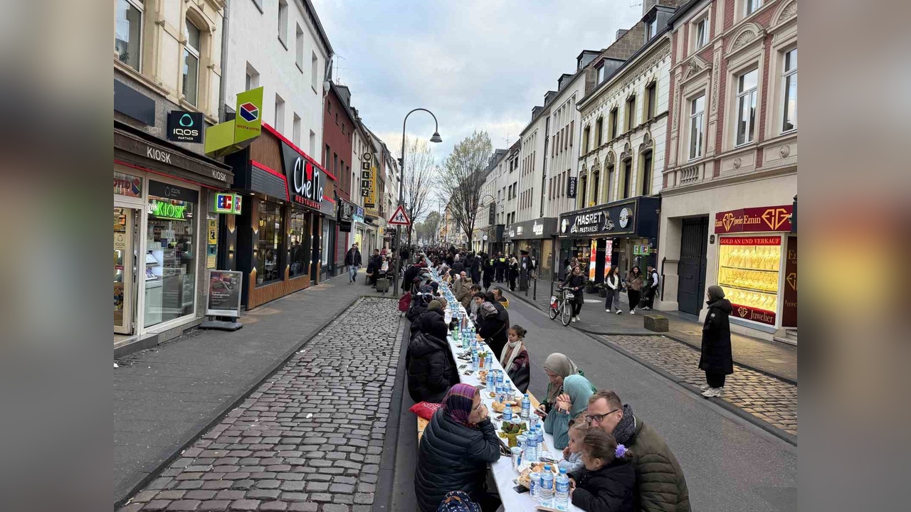 Köln'de Sokak İftarına Yoğun İlgi