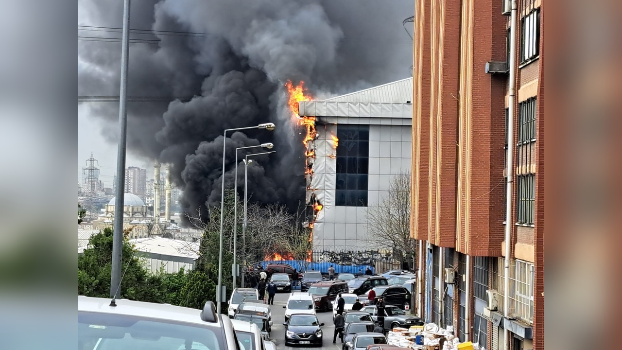 Başakşehir'deki Sanayi Sitesinde Yangın Çıktı