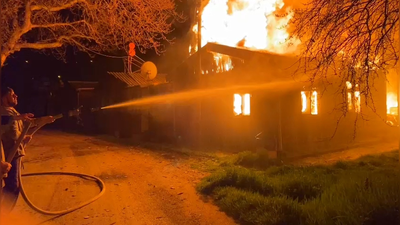 Mudanya'da Elektrik Direğinden Yangın: 18 Ev Zarar Gördü
