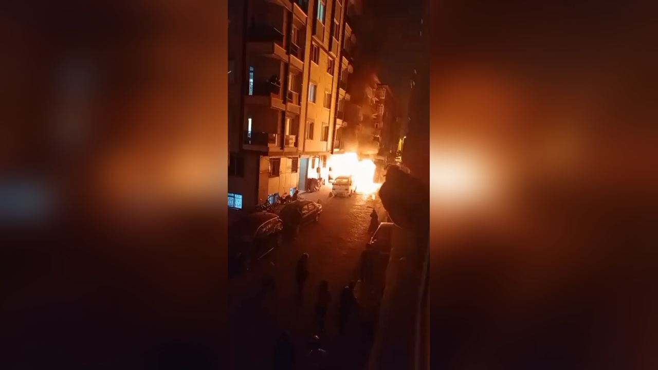 Bahçelievler'de Park Halindeki Araçlar Alev Alev Yandı