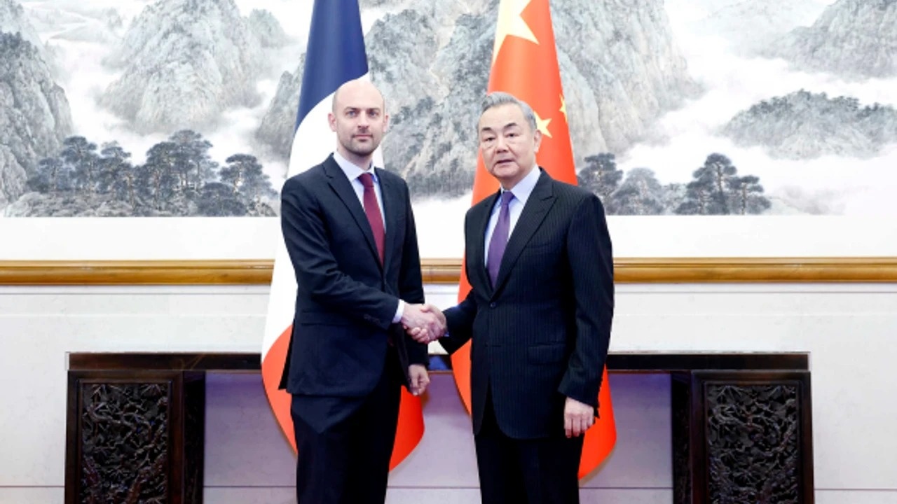 Çin ve Fransa Dışişleri Bakanları Görüşme Gerçekleştirdi