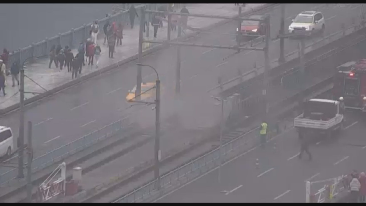 Galata Köprüsü'nde Elektrik Kutularında Yangın, Tramvay Seferleri İptal Edildi