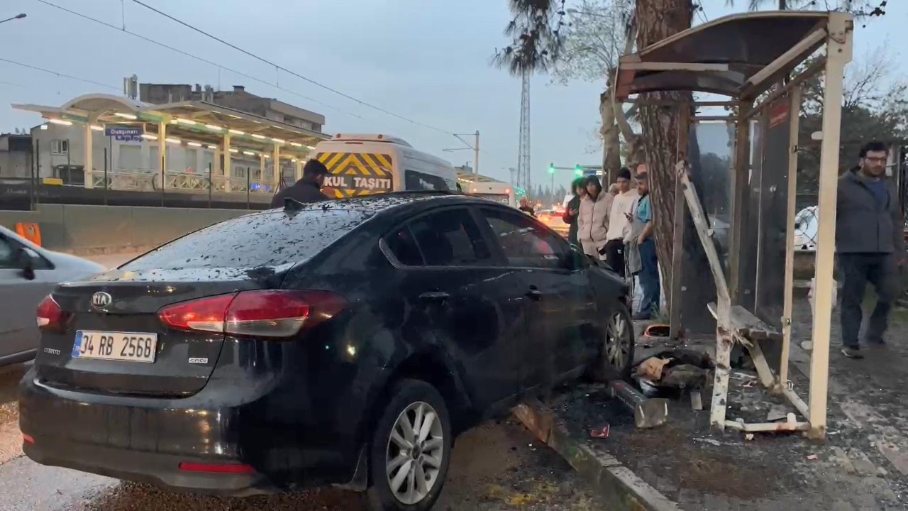 Bursa'da Otomobil Durağa Çarptı: 6 Kişi Yaralandı