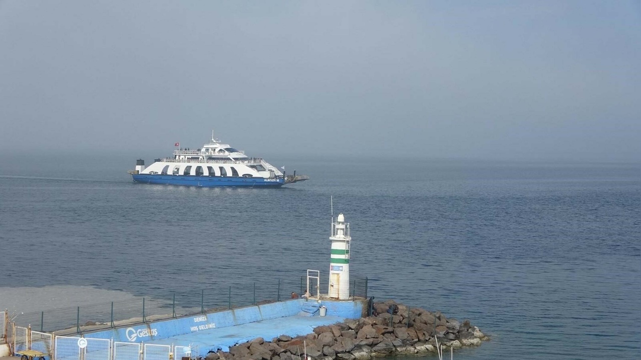 Çanakkale Boğazı'nda Gemi Trafiği Sis Nedeniyle Durduruldu