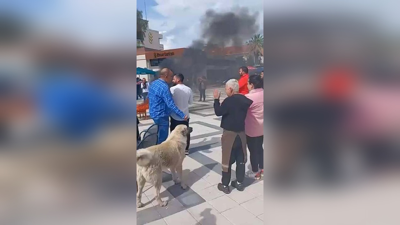 İzmir'de Esnaflar Protesto İçin Masa ve Sandalyeleri Ateşe Verdi