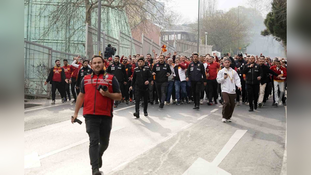 Galatasaray Taraftarları Dolmabahçe'de Buluştu