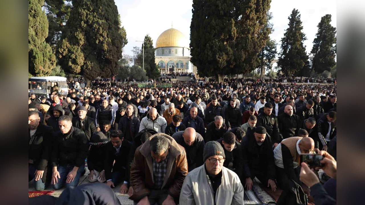 Mescid-i Aksa'da Bayram Namazı İçin 120 Bin Kişi Bir Araya Geldi