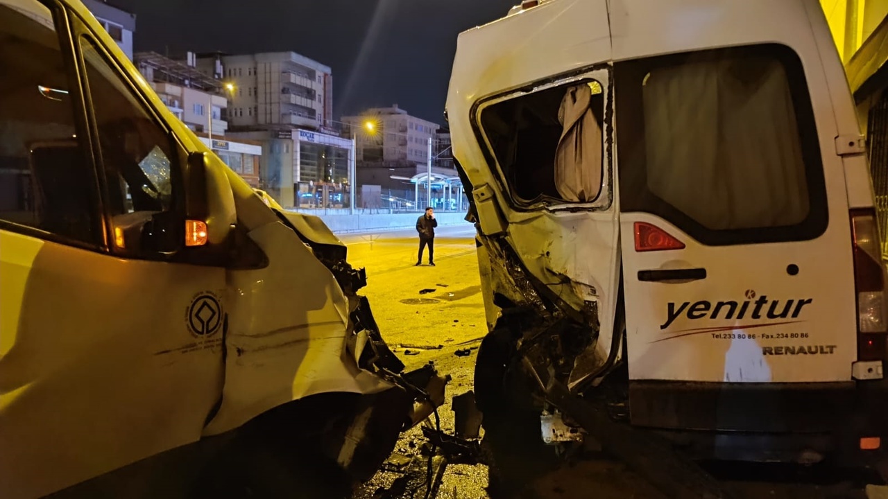 Bursa'da Minibüs ve Kamyonet Çarpışması: Üç Kişi Yaralandı