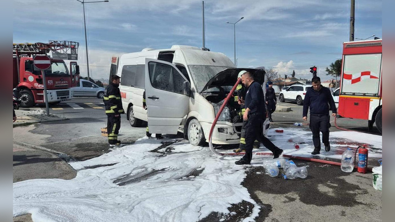 Tekirdağ'da Yolcu Minibüsü Alev Alev Yandı