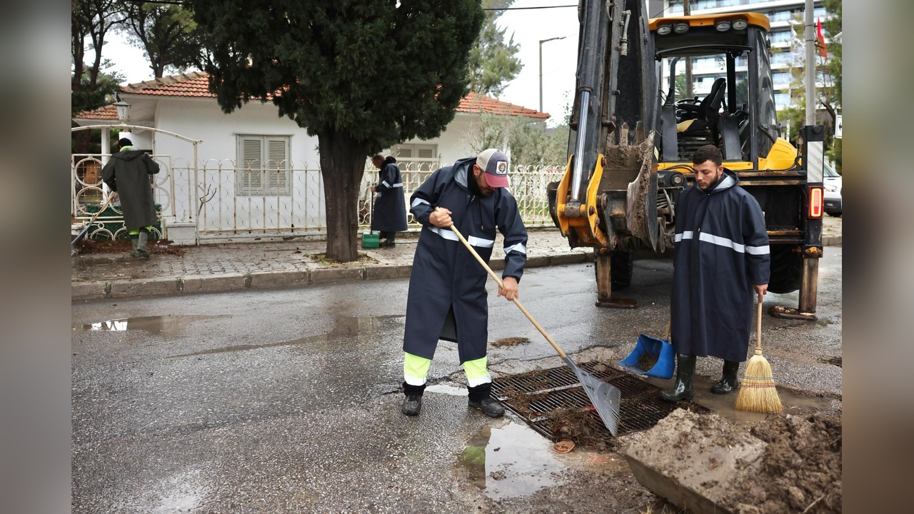 İzmir'de Şiddetli Yağış ve Dolu Etkili Oldu