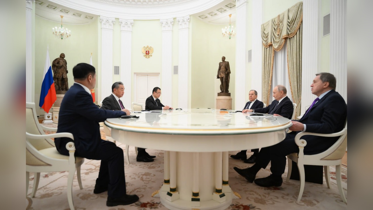 Putin, Wang Yi ile Görüşme Gerçekleştirdi