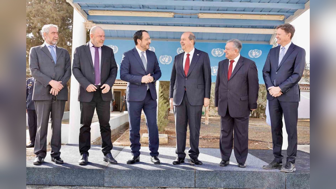 Kıbrıs'ta Liderler Ara Bölgedeki Görüşmelere Başladı