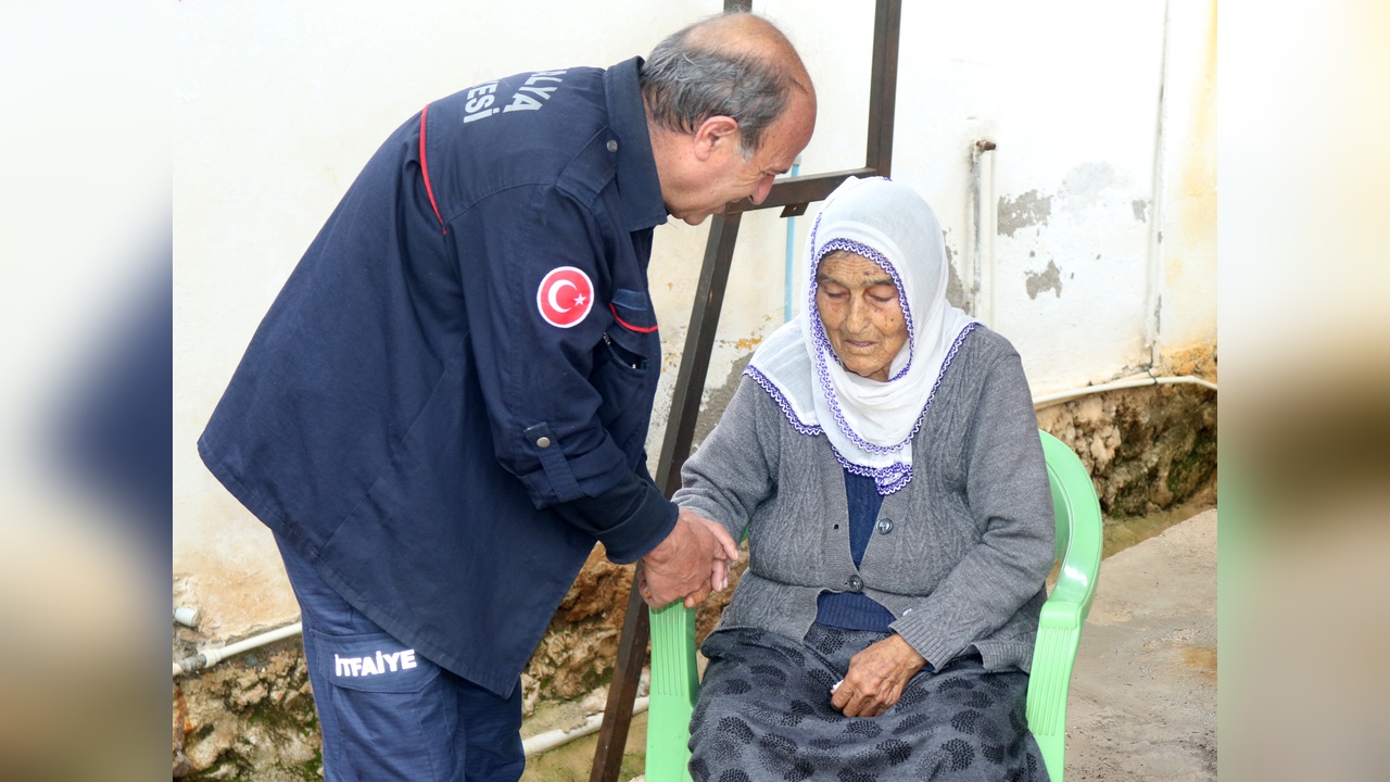 Yangın Korkusu: 88 Yaşındaki Kadın İtfaiye Ekiplerince Teselli Edildi