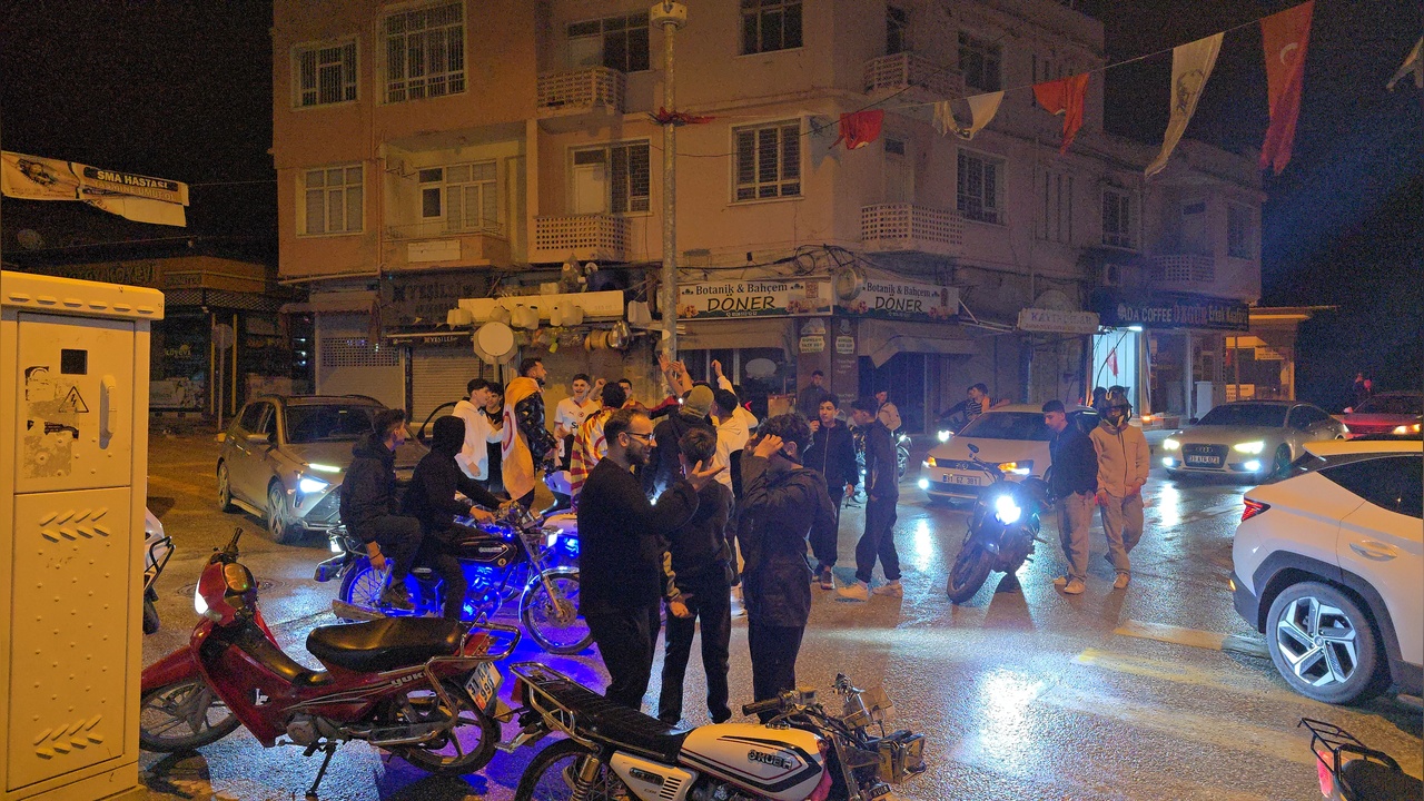 Galatasaray Taraftarları Hatay'da Zafer Coşkusunu Sokaklarda Yaşadı