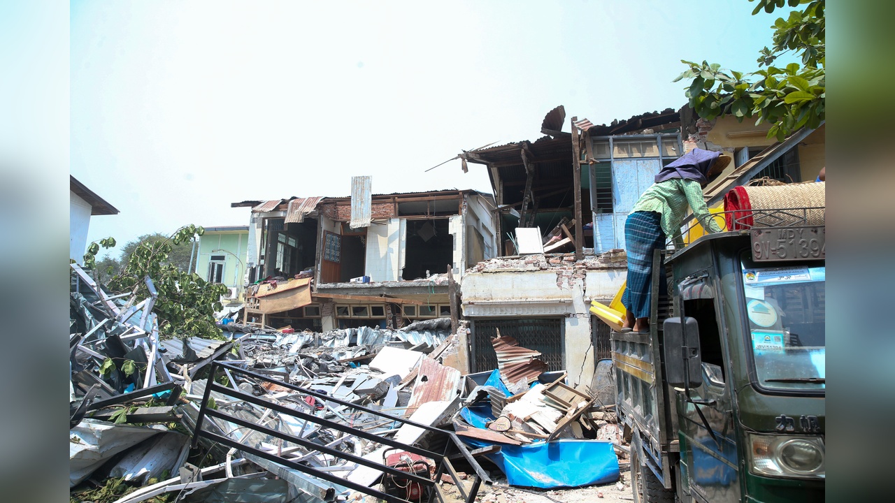 Myanmar'da Depremler Can Almaya Devam Ediyor