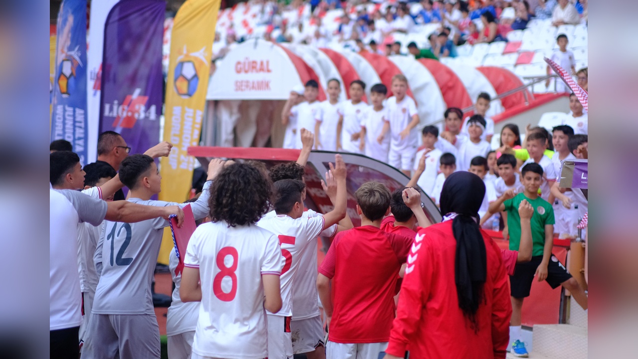 Antalya, Çocuklar Futbol Dünya Kupası'na Ev Sahipliği Yapacak
