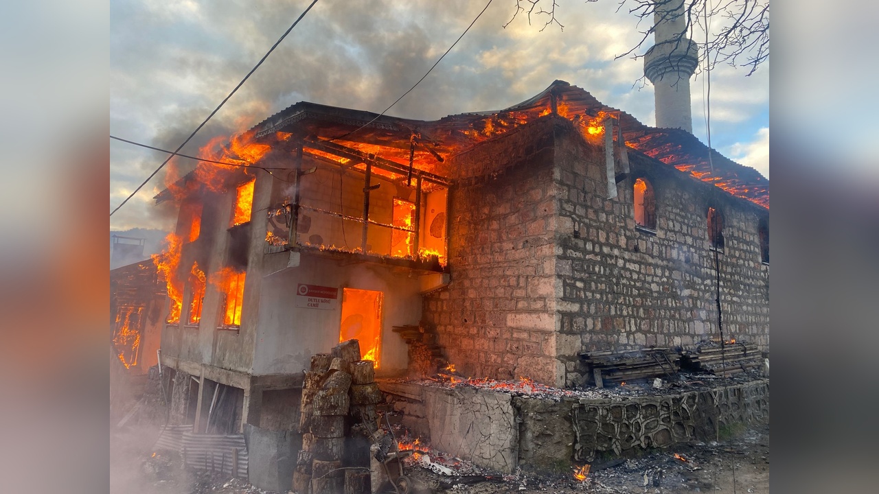 Artvin'de Yangın: Dört Ev, Cami ve Lojman Alevlere Teslim Oldu