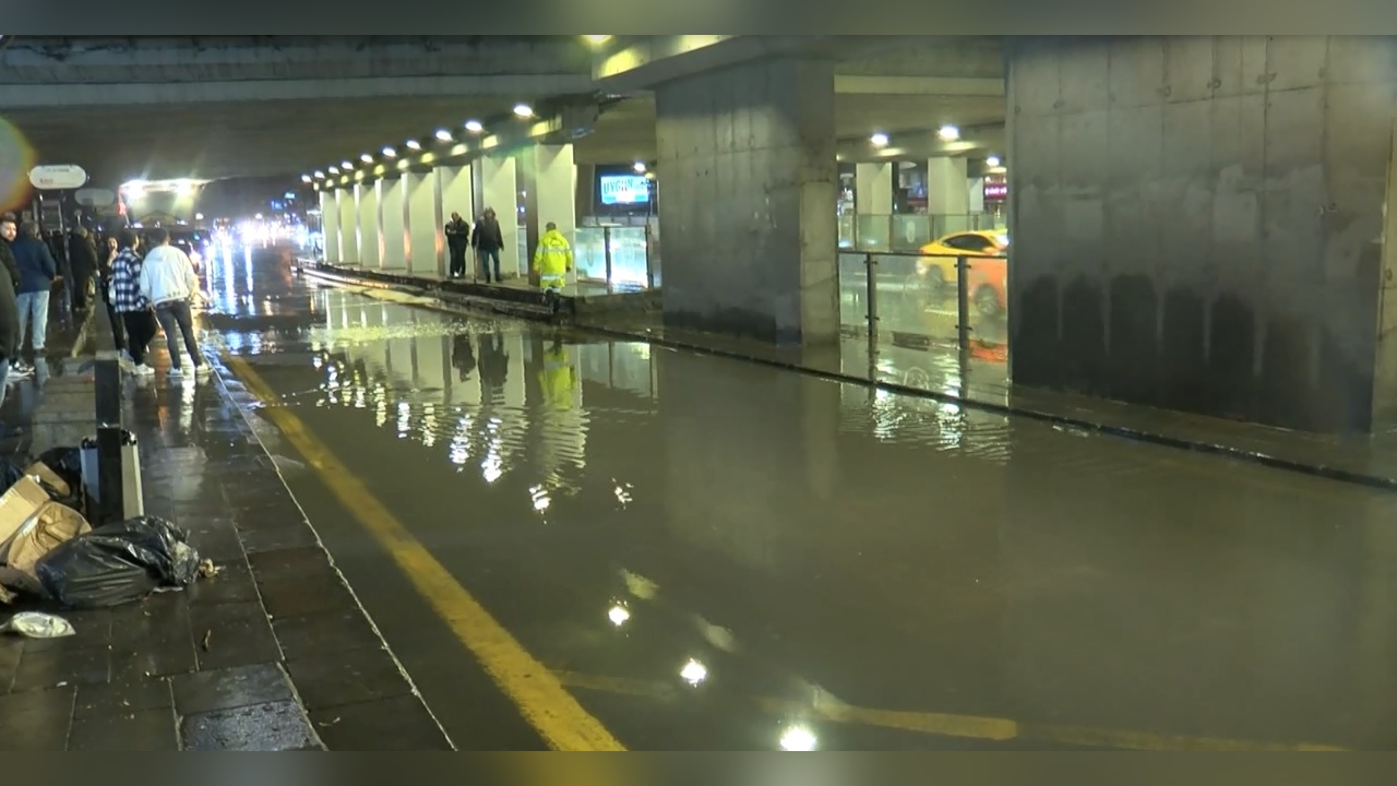 Ankara'da Şiddetli Yağışlar Caddeleri Su Bastı