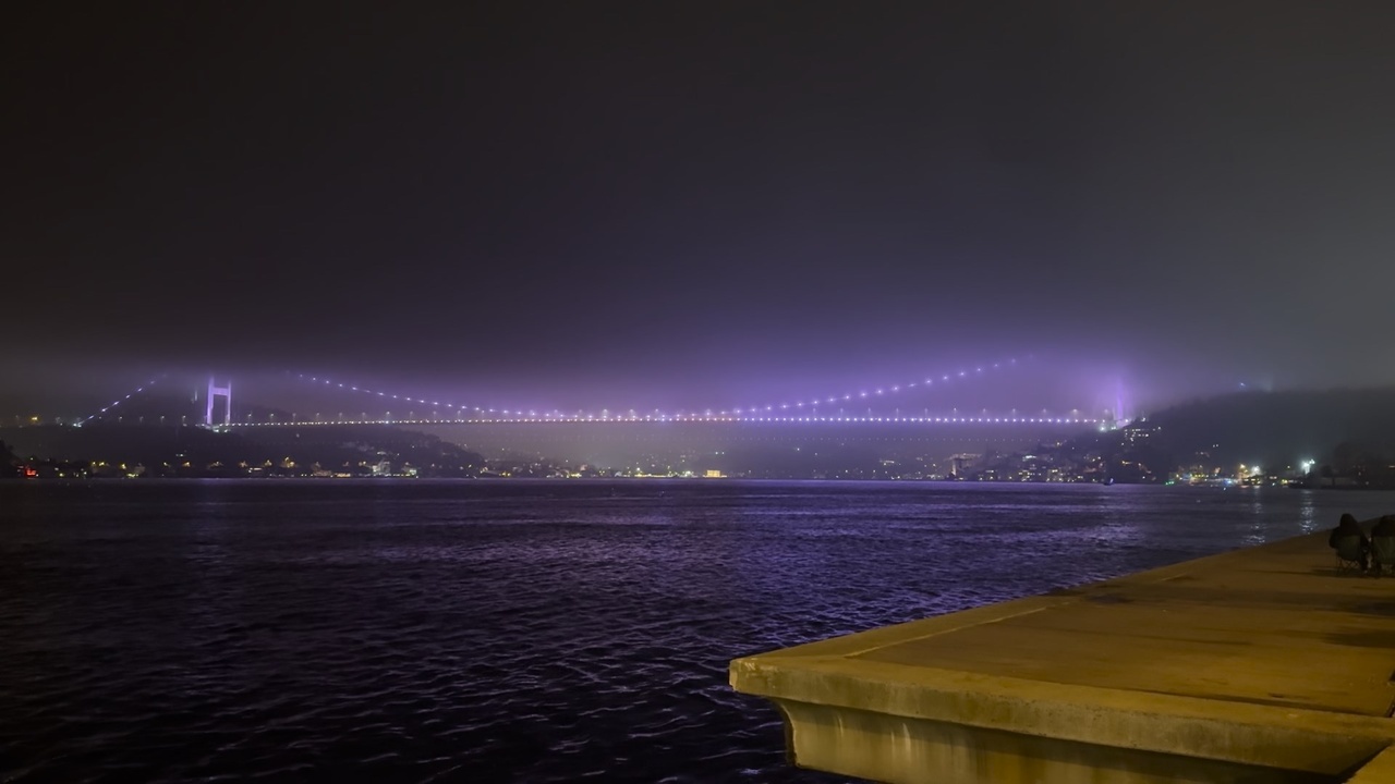 İstanbul Boğazı'nda Yoğun Sis Gemi Trafiğini Durdurdu