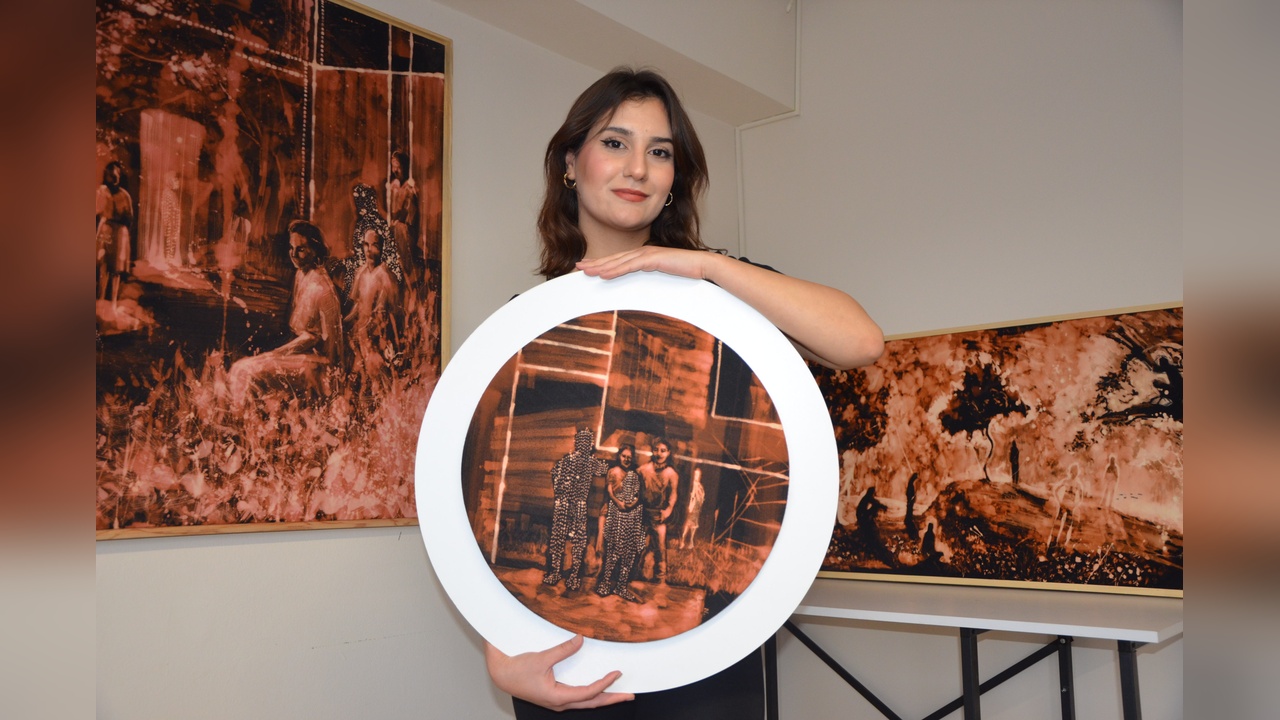 Sanatçı Asit ile Görsel Deneyler Yapıyor