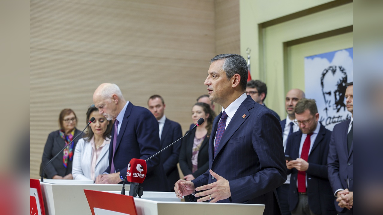 Özgür Özel'den Demokrasi Vurgusu
