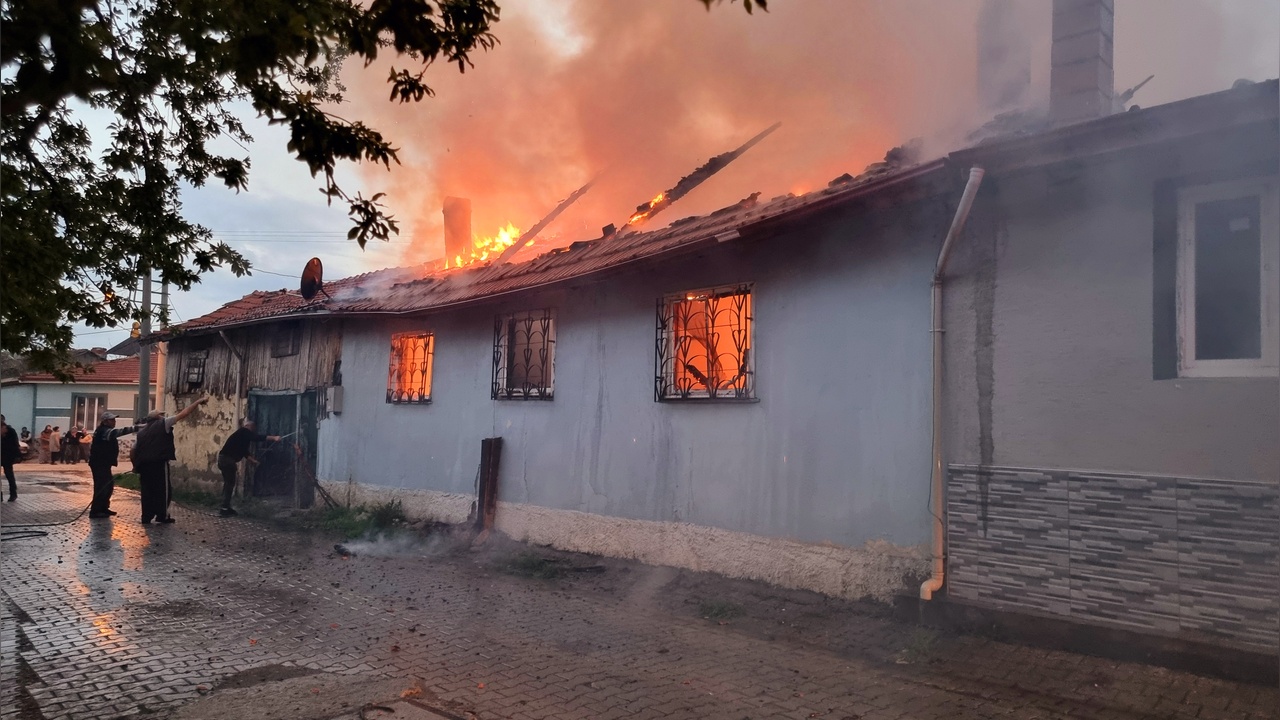 Yangın, Evi Kullanılamaz Hale Getirdi
