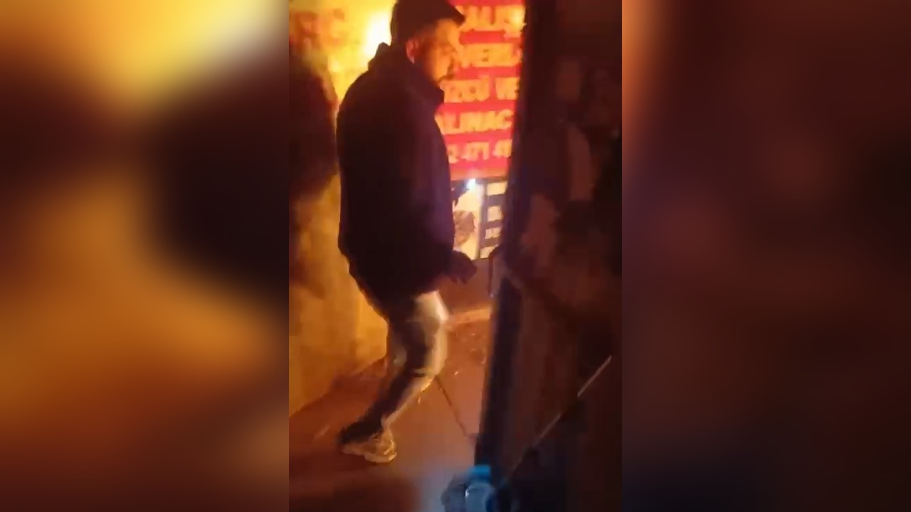 Sultangazi'de Ayakkabı Mağazasında Yangın Çıktı