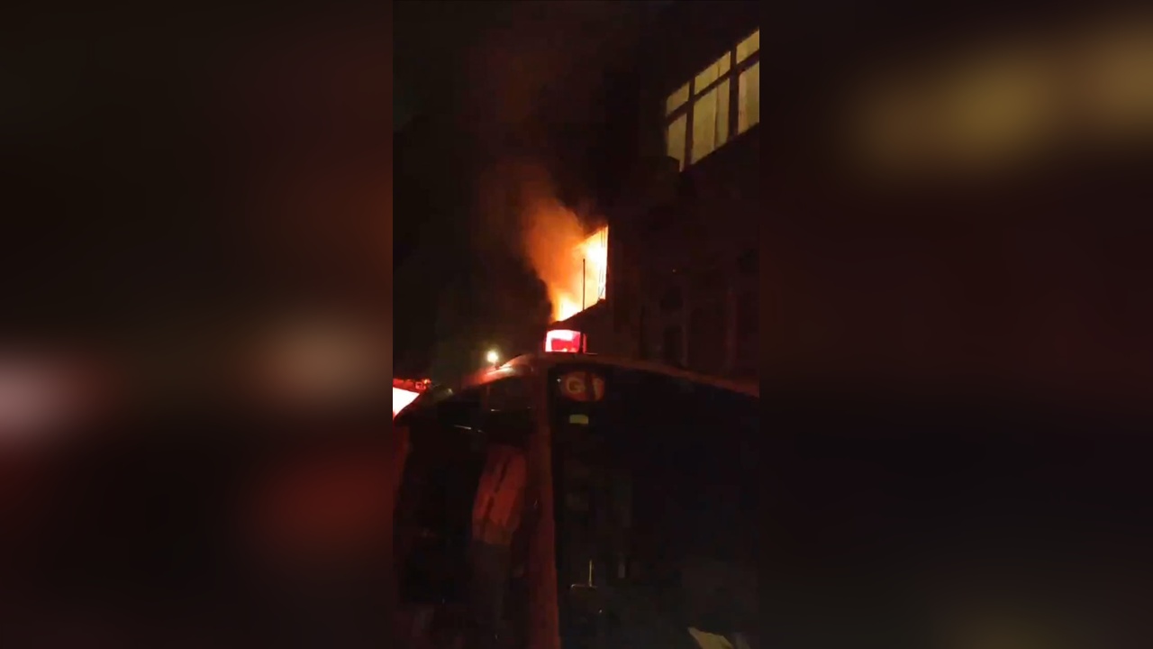 Fatih'te 3 Katlı Binada Yangın Kontrol Altına Alındı
