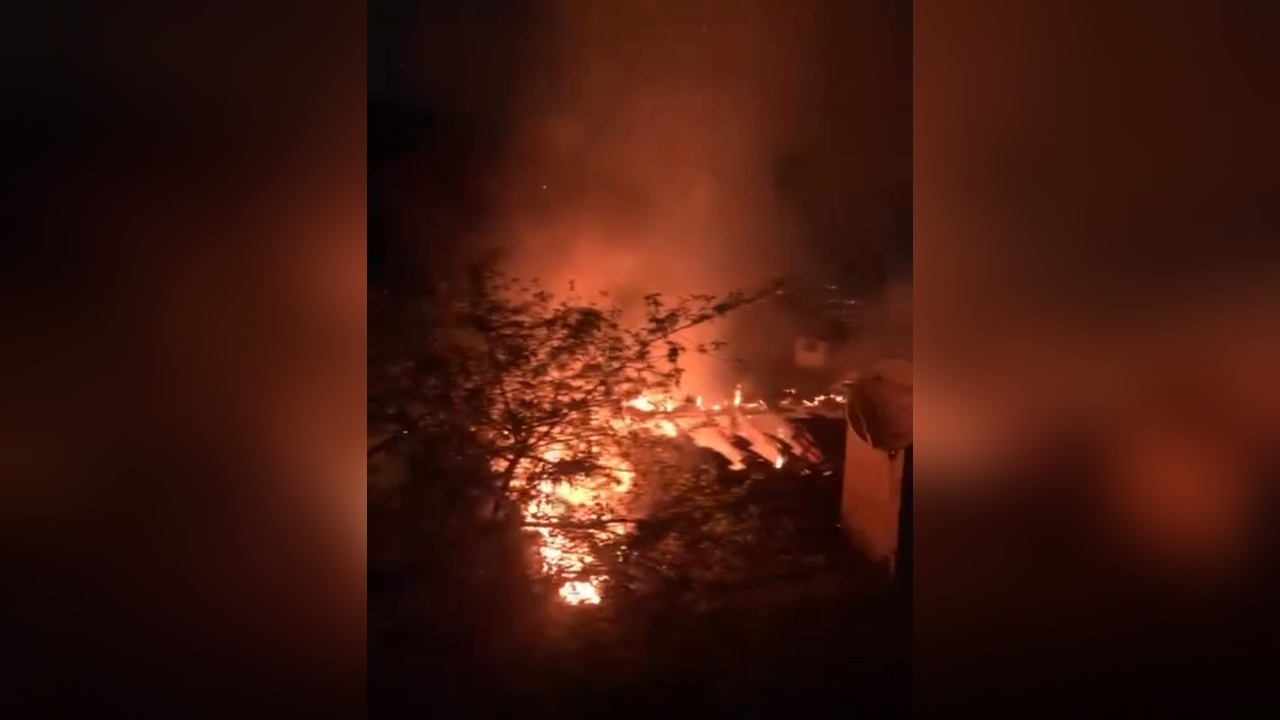 Çatı Katında Yangın: İki Katlı Bina Alevlere Teslim Oldu