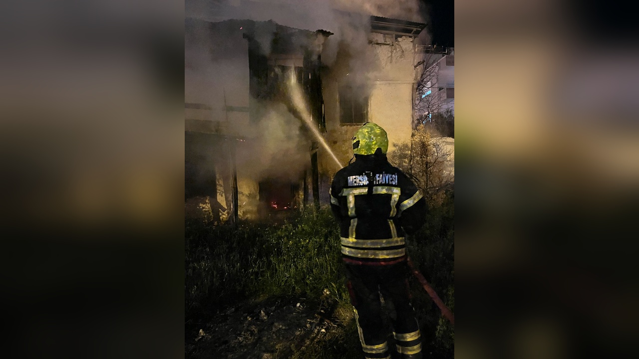 Mersin'de Metruk Bina Yangınla Karşılaştı