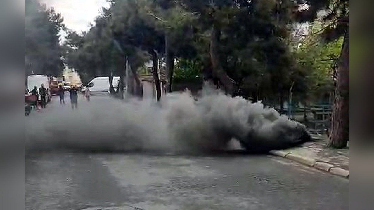 Avcılar'da Yeraltı Kablolarında Yangın, Caddeyi Duman Kapladı