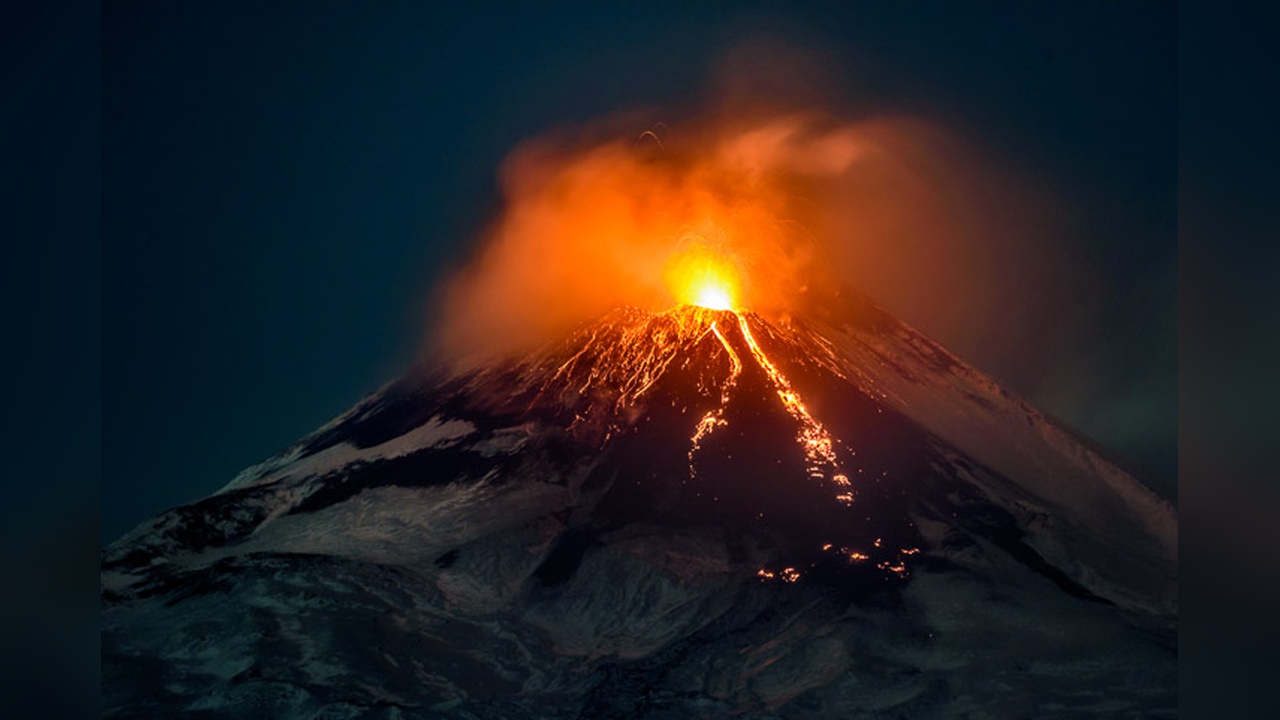 Etna Yanardağı'ndan Kül ve Lav Püskürmesi