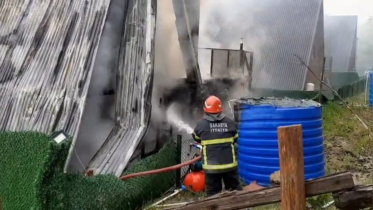 Sakarya'daki Yangın, Bungalovu Kullanılamaz Hale Getirdi