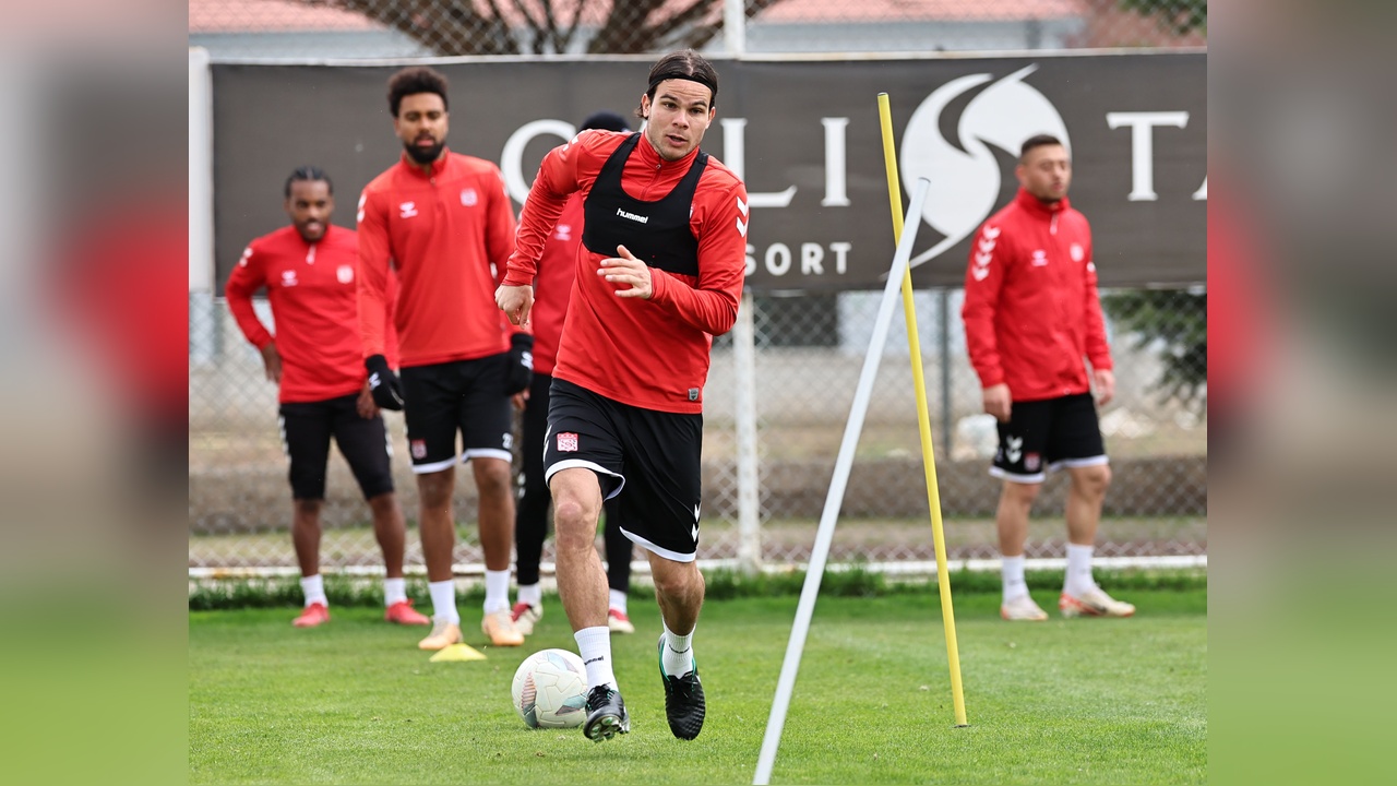 Sivasspor, Fenerbahçe ile Kritik Maç İçin Hazırlıklarını Sürdürüyor