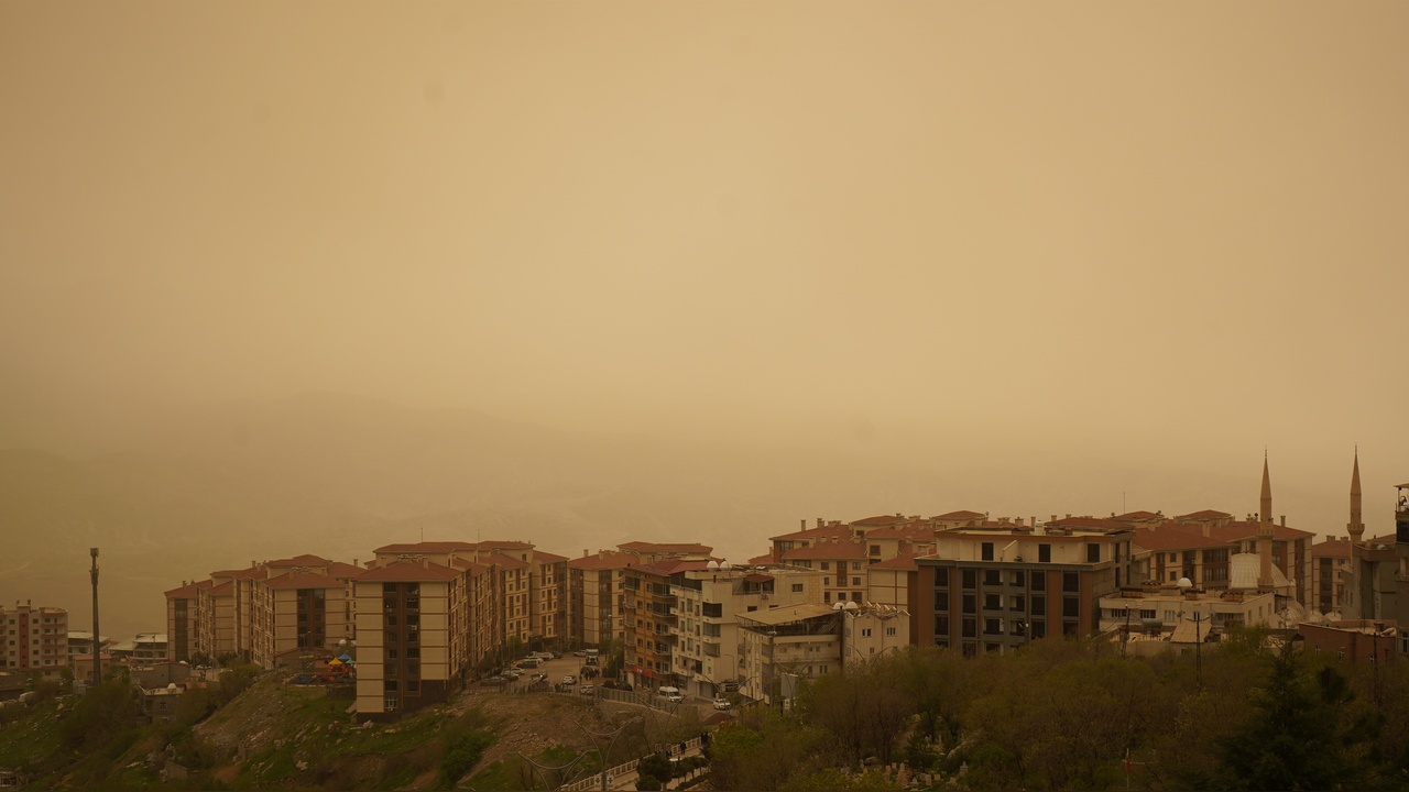 Diyarbakır ve Şırnak'ta Toz Taşınımı Etkisini Gösterdi