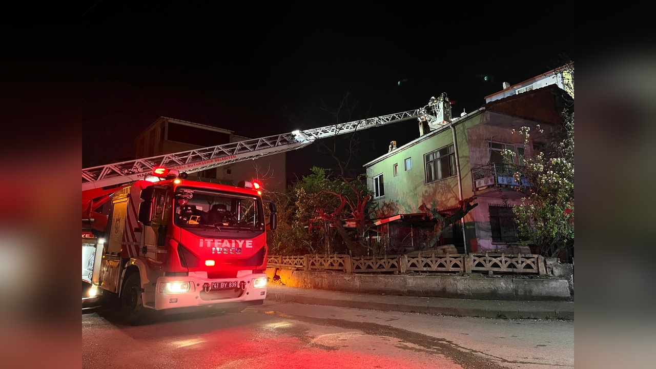 Bacada Çıkan Yangın İki Katlı Evi Tehdit Etti