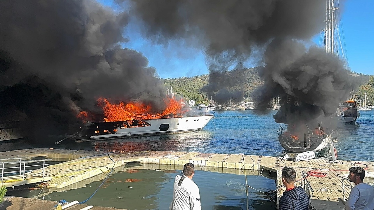 Fethiye'de Tekne Yangını Üç Diğer Tekneyi Tehdit Etti