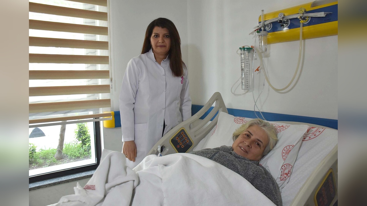 İzmir'de Parkinson Hastası İçin Yenilikçi Kateter Tedavisi Uygulandı