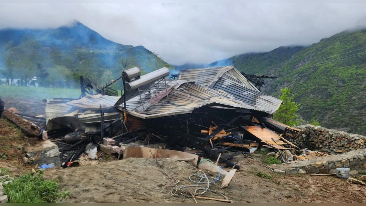 Artvin'de Ahşap Ev Yangını: İki Kat Alevlere Teslim Oldu