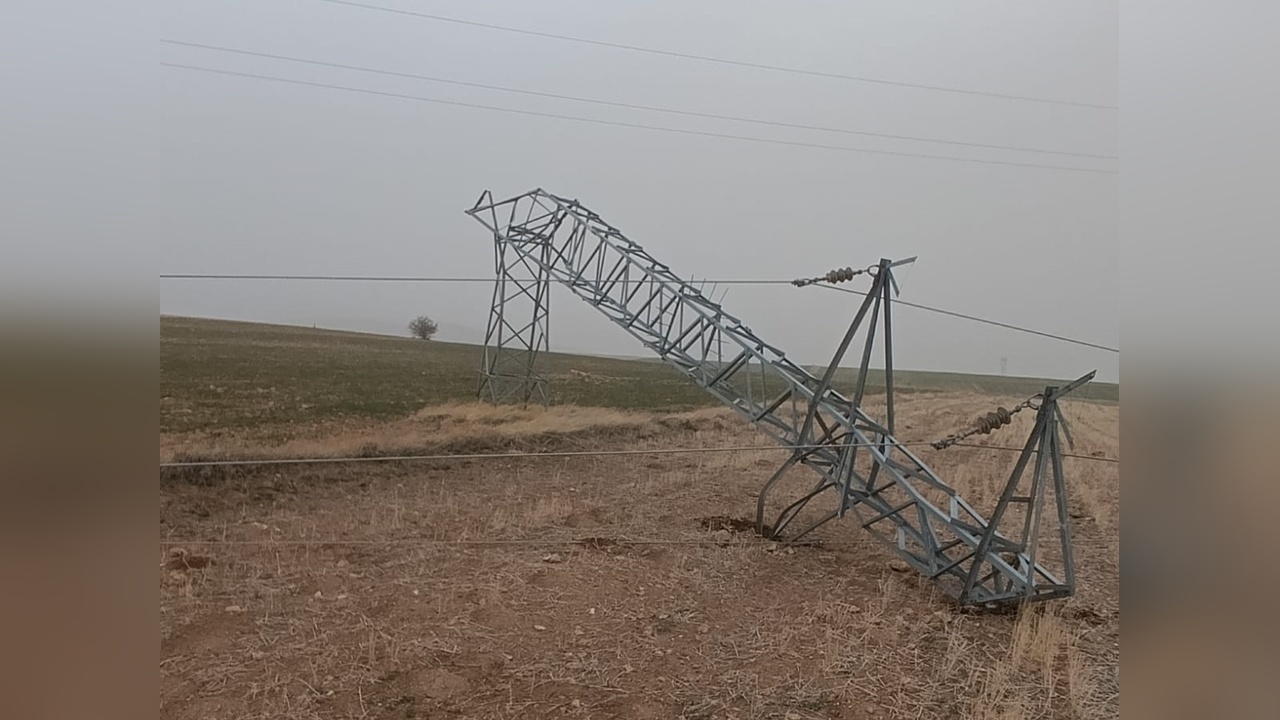 Doğu Anadolu'da Fırtına Elektrik Direklerini Yıktı