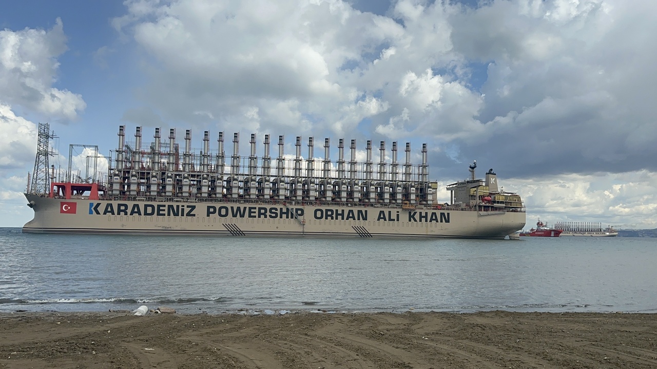 Yalova'da Enerji Gemisi Karaya Oturdu
